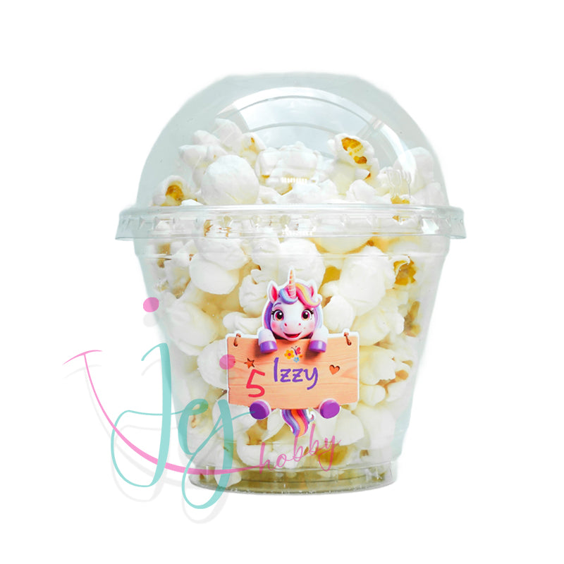 Gepersonaliseerde Unicorn traktatiebeker met naam en leeftijd van de jarige. 