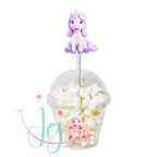 Gepersonaliseerde Unicorn traktatiebeker met naam en leeftijd van de jarige en unicorn rietje