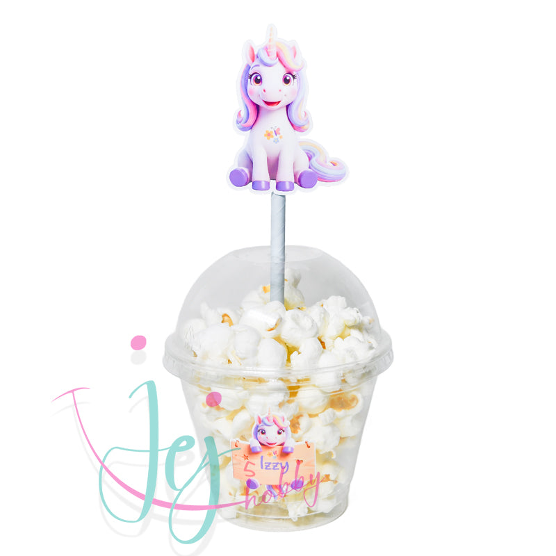 Gepersonaliseerde Unicorn traktatiebeker met naam en leeftijd van de jarige en unicorn rietje