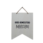 Houten vlag met tekst goed gejuft juf of goed gemeesterd meester. ook te personaliseren. Jej hobby
