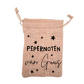 Klein jute pepernootzakje van 12x17 cm bedrukt met zwarte tekst Pepernoten van (Naam) en zwarte sterretjes.