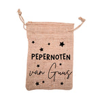 Klein jute pepernootzakje van 12x17 cm bedrukt met zwarte tekst Pepernoten van (Naam) en zwarte sterretjes.