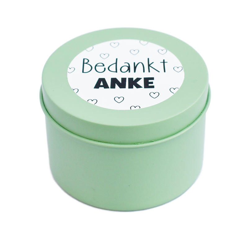Deze geurkaarsjes in blik zijn verkrijgbaar in meerdere kleuren en kunnen gepersonaliseerd worden. Heel leuk als juffen cadeau