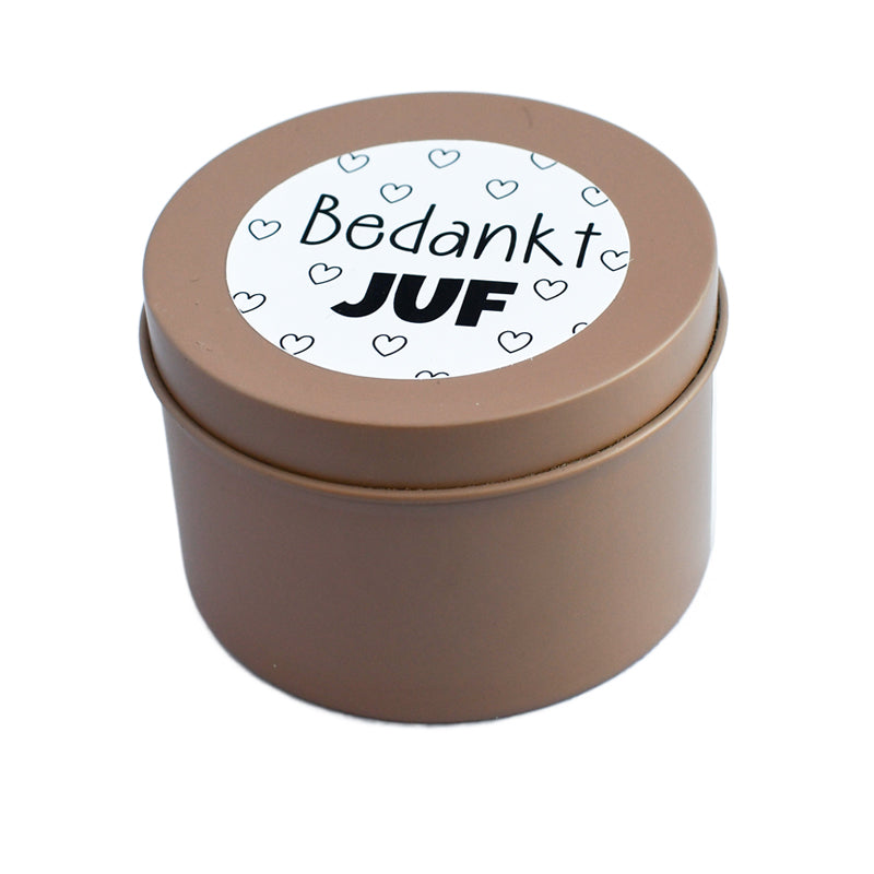 Deze geurkaarsjes in blik zijn verkrijgbaar in meerdere kleuren en kunnen gepersonaliseerd worden. Heel leuk als juffen cadeau
