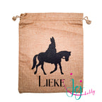gepersonaliseerd Jute pepernootzakje van 20x25 cm met zwarte afbeelding van Sinterklaas op het paard. Keuze uit diverse lettertypen