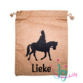 gepersonaliseerd Jute pepernootzakje van 20x25 cm met zwarte afbeelding van Sinterklaas op het paard. Keuze uit diverse lettertypen