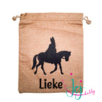 gepersonaliseerd Jute pepernootzakje van 20x25 cm met zwarte afbeelding van Sinterklaas op het paard. Keuze uit diverse lettertypen