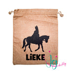 gepersonaliseerd Jute pepernootzakje van 20x25 cm met zwarte afbeelding van Sinterklaas op het paard. Keuze uit diverse lettertypen