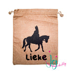 gepersonaliseerd Jute pepernootzakje van 20x25 cm met zwarte afbeelding van Sinterklaas op het paard. Keuze uit diverse lettertypen