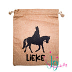 gepersonaliseerd Jute pepernootzakje van 20x25 cm met zwarte afbeelding van Sinterklaas op het paard. Keuze uit diverse lettertypen
