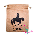gepersonaliseerd Jute pepernootzakje van 20x25 cm met zwarte afbeelding van Sinterklaas op het paard. Keuze uit diverse lettertypen