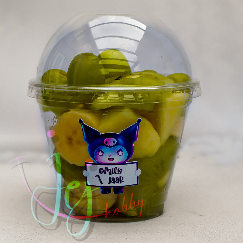 gepersonaliseerde kuromi gezonde traktatie beker met deskel gevuld met fruit.